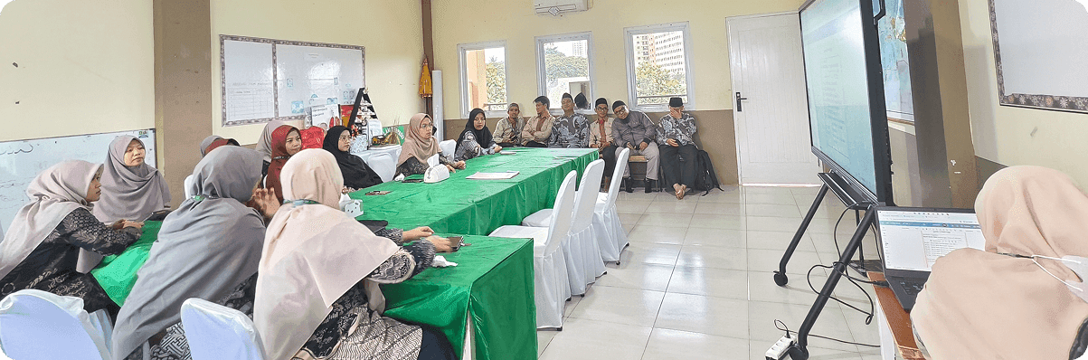 Rapat koordinasi guru dan staf Yayasan Al Ihsan Kebagusan