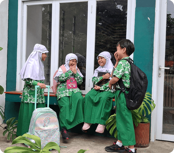 Siswa SDIT berbincang ceria di depan gedung sekolah
