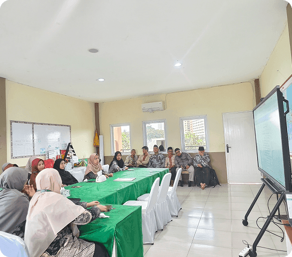 Rapat koordinasi guru dan staf Yayasan Al Ihsan Kebagusan